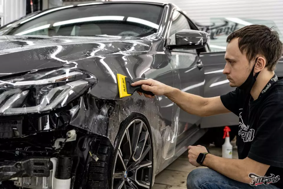 BMW GT6. Оклейка зон риска в глянцевый полиуретан. Нанесение керамики на светлую кожу.